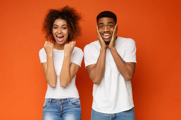 Bersukacita Millennial african american pasangan bersukacita sukses — Stok Foto