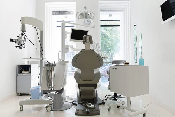 Інтер'єр нового сучасного стоматологічного кабінету — стокове фото