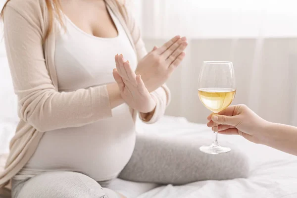 Gravid kvinna med korsade händer vägrar att dricka vin — Stockfoto