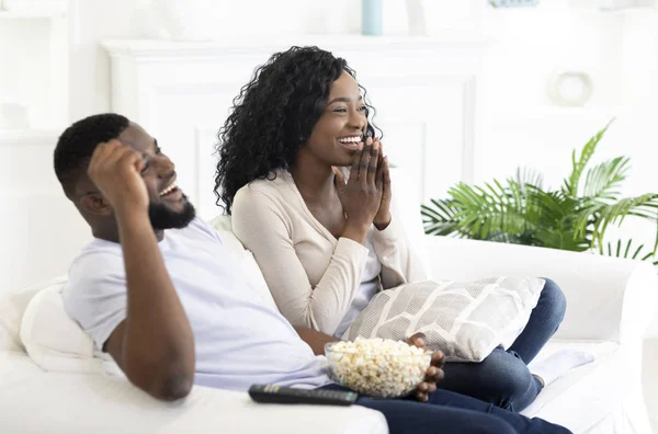 Giovane famiglia nera coppia guardando film commedia in tv — Foto Stock