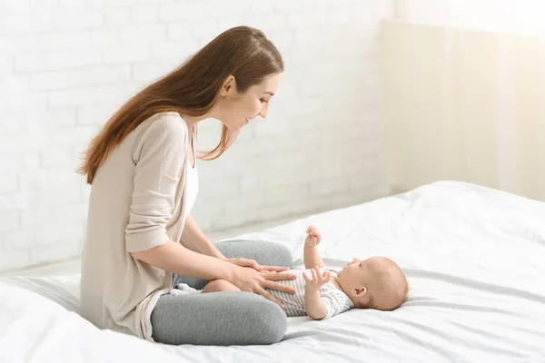 Ung kvinna njuter tillbringa tid med sin nyfödda barn — Stockfoto