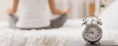 Erken uyanma. Kadın sabah yoga