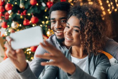 Genç sevgili çift selfie Noel ağacı ile yapma