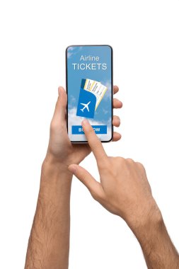 Akıllı telefona uçak bileti uygulaması indiren erkek eller