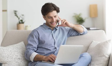 Neşeli Adam Kanepede Kapalı Oturan Telefonda Talking