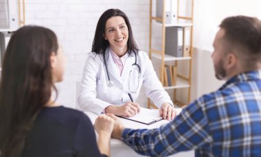 Ofiste profesyonel doktor danışmanlık genç evli çift