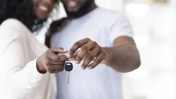 Mutlu Siyah Çift Holding Yeni Ev Anahtarları — Stok fotoğraf