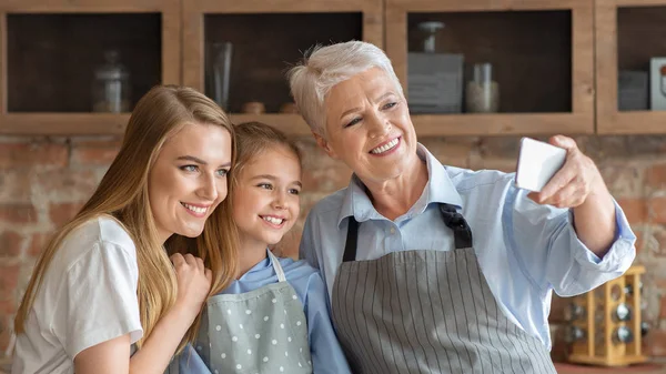 Φιλική γυναίκα οικογένεια κάνοντας selfie στην κουζίνα — Φωτογραφία Αρχείου