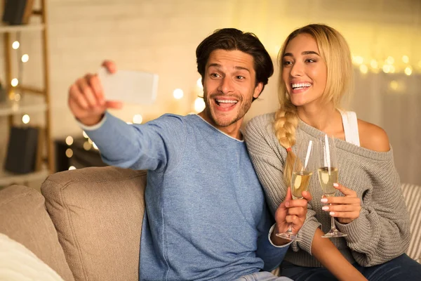 記念日を祝う。自宅でシャンパンを飲む愛するカップル — ストック写真