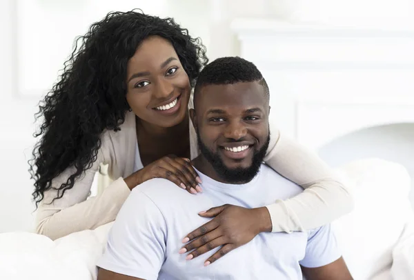 Retrato do feliz casal afro-americano milenar em casa — Fotografia de Stock