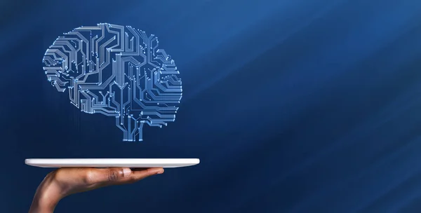 Mavi arka plan üzerinde soyut beyinli dizüstü bilgisayar tutan kadın — Stok fotoğraf