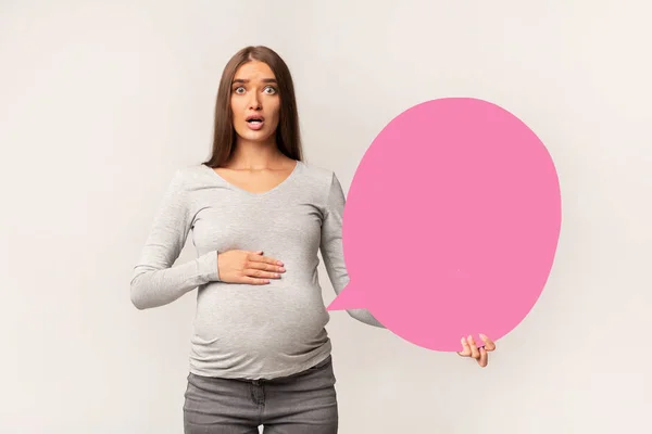 Terkejut Pregnant Woman Holding Pink Speech Bubble, Over White Background — Stok Foto