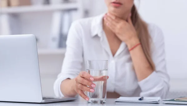 Menina doente irreconhecível trabalhando no portátil no local de trabalho, cortado — Fotografia de Stock