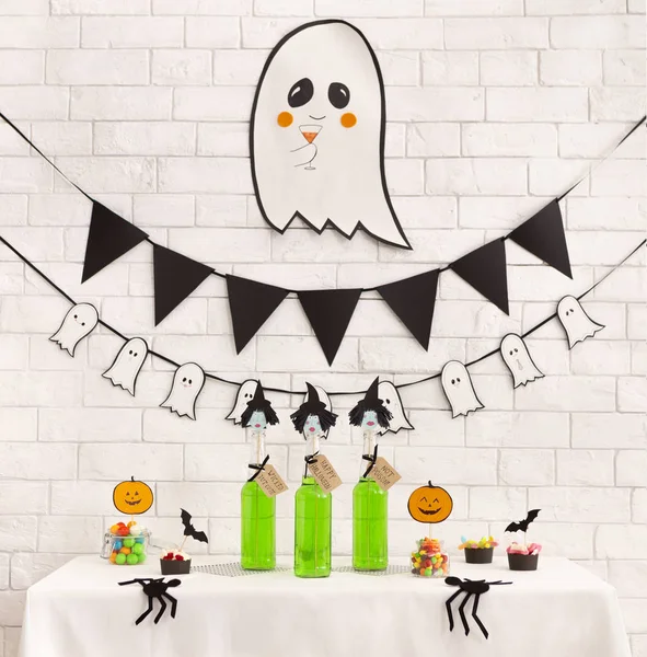 Förberedelse för barn halloween parti med alkoholfria drycker — Stockfoto