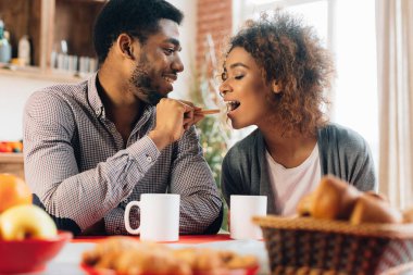 Kahvaltı aşık Çift