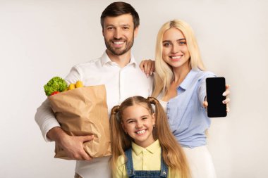 Aile Gösteren Telefon Ekranı Holding Bakkal Çanta Stüdyoda Ayakta