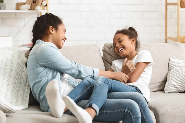 Lindo negro hermanas tener divertido juntos en casa — Foto de Stock