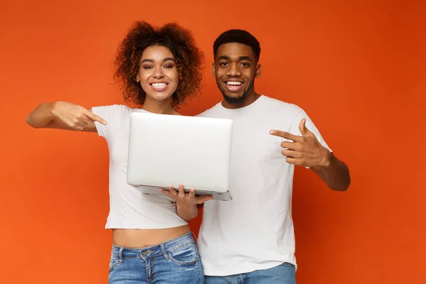 Heureux couple afro-américain montrant leur nouvel ordinateur portable — Photo