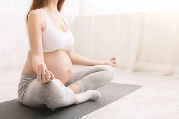 Calma mujer embarazada meditando en casa, espacio libre — Foto de Stock
