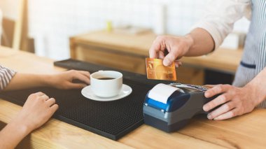 Sabah kahvesi için kafede kredi kartı ödemesi