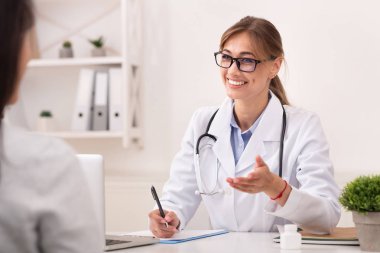 Ofiste Oturan Tanınmayan Hasta ile Konuşan Gülümseyen Doktor Kadın