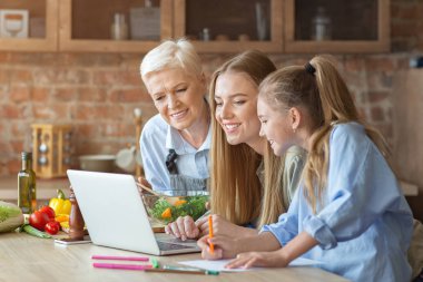 Kızı, anne ve büyükanne yemek yaparken eğleniyor