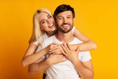 Mutlu Çift Sarı Arka Plan, Studio Shot Üzerinde Ayakta Sarılma