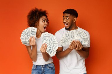 Heyecanlı Afrikalı Amerikalı çift para banknotlar demet tutan