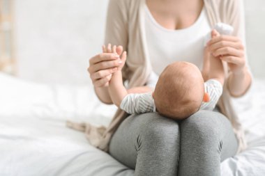 Yeni doğan bebeği kucağına tutan anne, çocuğuyla bağ kurarak