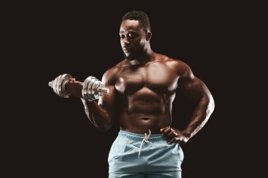 Bodybuilder silah kasları üzerinde çalışan, bir halter kullanarak