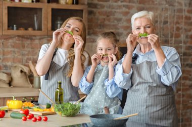 Komik kadınlar yemek yaparken birlikte iyi vakit geçiriyorlar