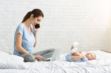 Evde ki işi çocuk bakımıyla birleştiren genç kadın