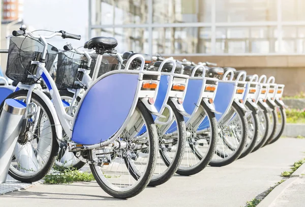 Noleggio biciclette spot sulla strada della città, spazio vuoto — Foto Stock