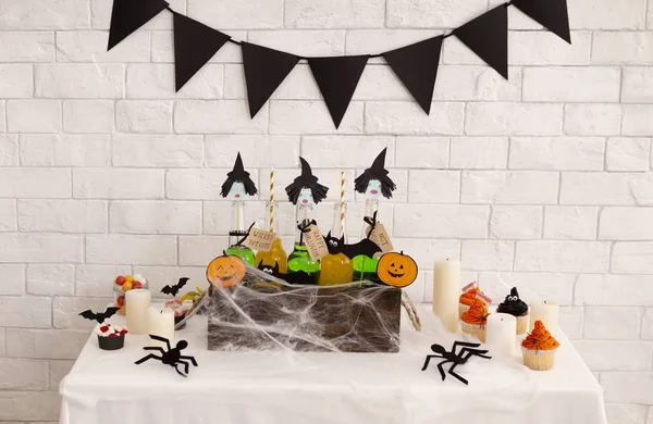 Fondo de Halloween con bebidas decoradas por cabezas de brujas — Foto de Stock