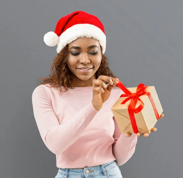 Santa güzel kız hediye açmak için gidiyor