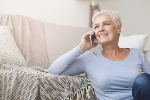 Glückliche Rentnerin telefoniert zu Hause — Stockfoto