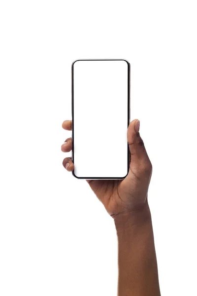 Женщины держат в руках смартфон с чистым экраном, изолированный на белом фоне — стоковое фото