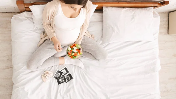 Wanita hamil muda makan salad sayuran segar — Stok Foto