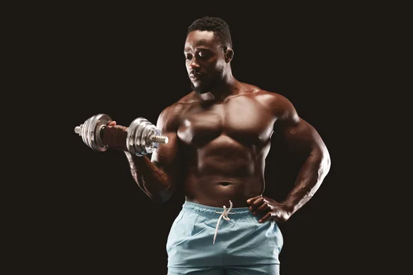 Bodybuilder, der mit einer Langhantel an seinen Armmuskeln arbeitet — Stockfoto