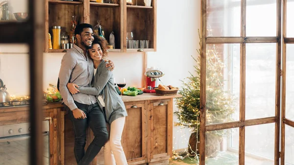 Giovane coppia amorevole avendo buon tempo al mattino di Natale — Foto Stock