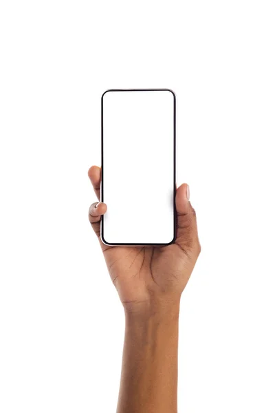Черная женщина держит в руке смартфон с черным экраном — стоковое фото