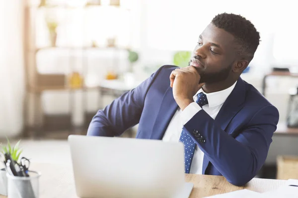 Hombre de negocios pensativo trabajando en un nuevo plan de negocios en la oficina —  Fotos de Stock