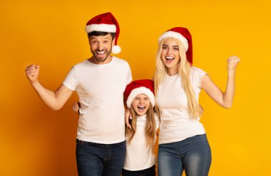 Heyecanlı Noel Baba Şapkalı Aile Sarı Arkaplan Üzerindeki Sarsıcı Yumruklar