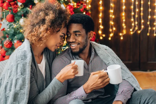 Pareja joven tomando café en el árbol de Navidad —  Fotos de Stock