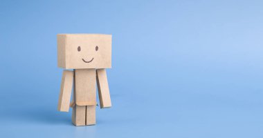 Mavi panorama arka planında el yapımı karton robot