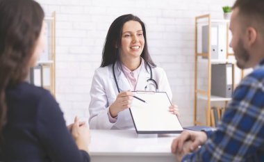 Dost canlısı aile doktoru klinikteki hastalara reçeteyi açıklıyor