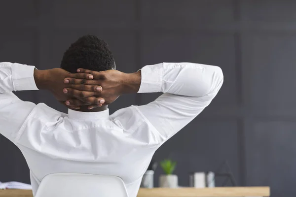 Visão traseira do empregado preto relaxando no escritório — Fotografia de Stock