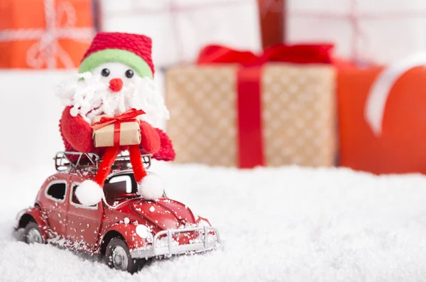 Año nuevo Santa entrega de regalos en coche en el fondo — Foto de Stock