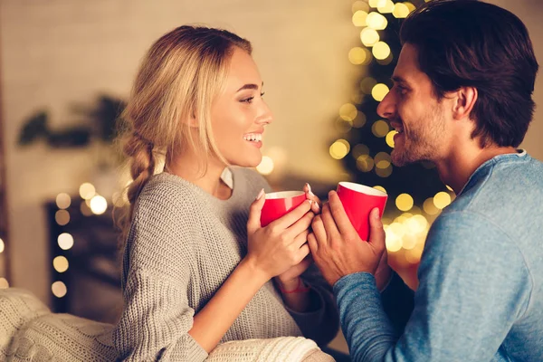 Par i kärlek dricka te och njuta av vintern semester — Stockfoto