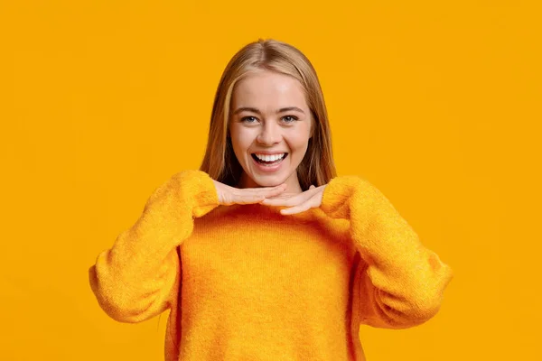 Retrato de una adolescente feliz apoyando la barbilla en sus palmas — Foto de Stock